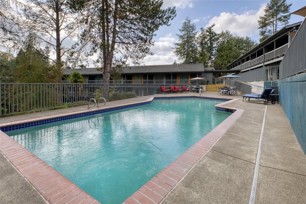 Outdoor Pool / Hot Tub