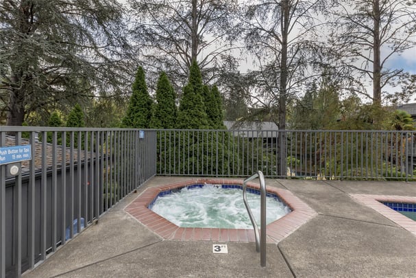 Outdoor Pool / Hot Tub