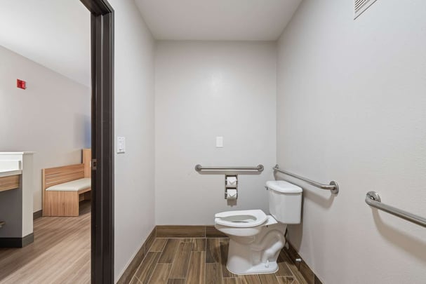 Double Queen ADA Guestroom Bathroom BWLO
