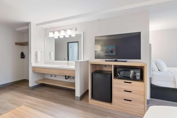 Family Room Guestroom Vanity BWLO