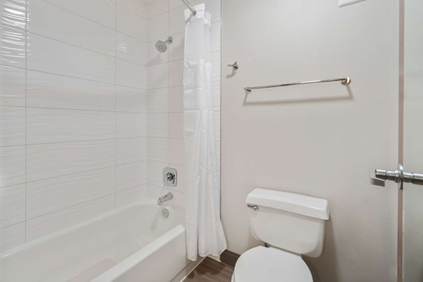 Family Room Guestroom Bathroom BWLO