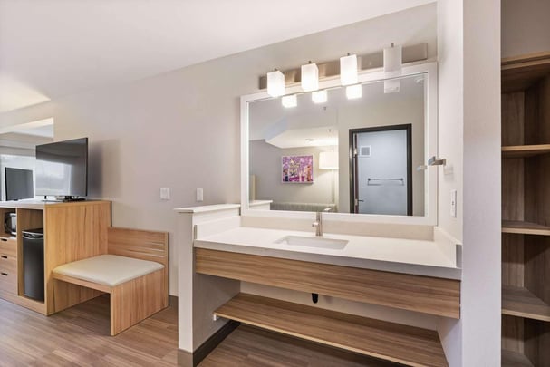 Family Room Guestroom Vanity BWLO