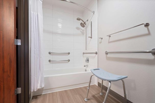 King ADA Guestroom Bathroom BWLO