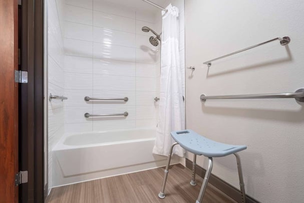 King ADA Guestroom Bathroom BWLO
