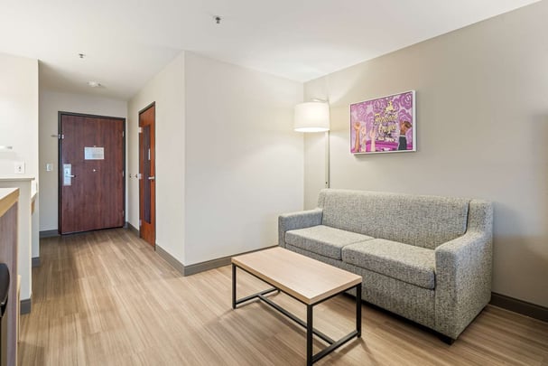 King ADA Guestroom Sofa Sitting Area BWLO