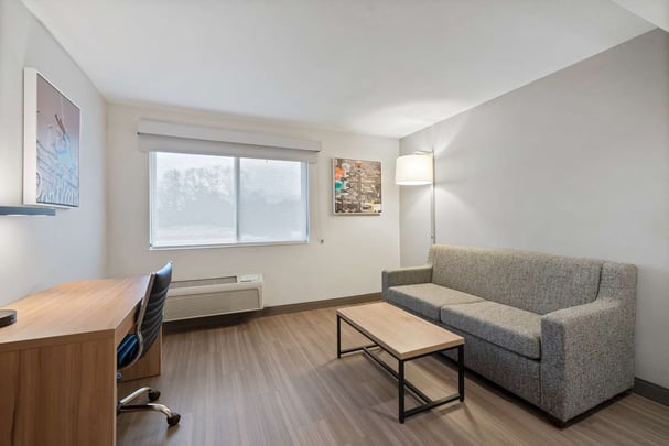 King Suite with Sofa Guestroom BWLO