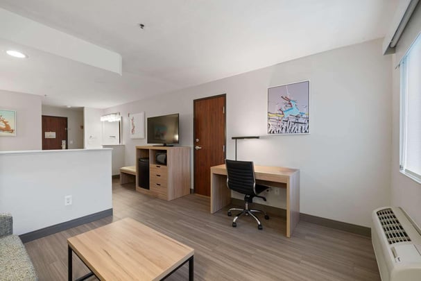 King Suite with Sofa Guestroom BWLO