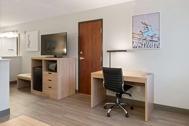 King Suite with Sofa Guestroom BWLO