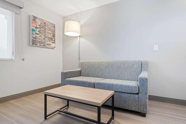 King Suite with Sofa itting Area BWLO