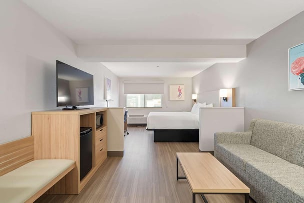 King Suite with Sofa Guestroom BWLO