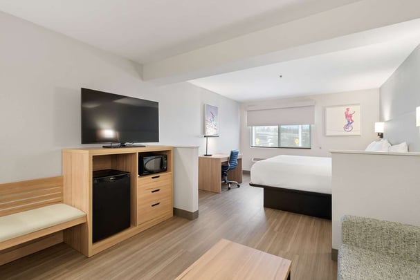 King Suite with Sofa Guestroom BWLO