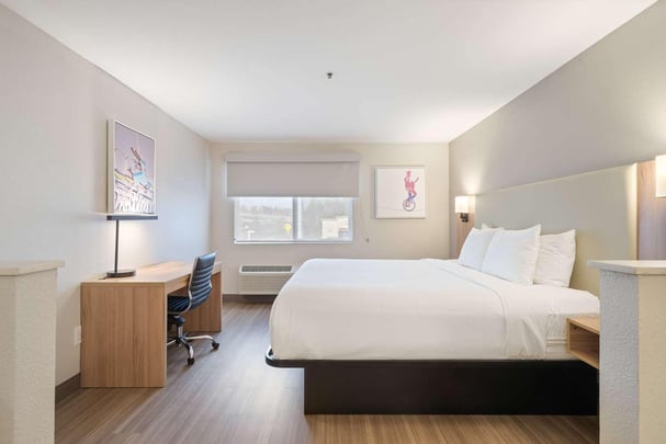 King Suite with Sofa Guestroom BWLO