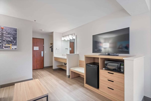 King Suite with Sofa Guestroom BWLO