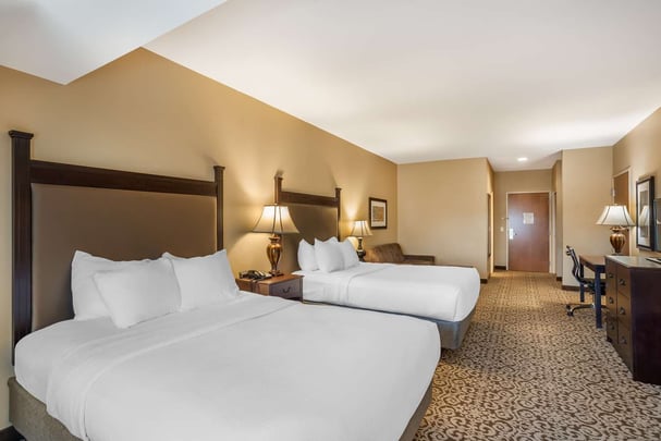 2 Queen Deluxe Room w/Sofa