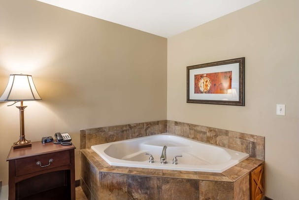 Jacuzzi Tub Deluxe or 2 Room Suite