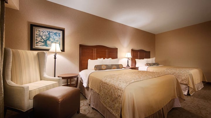 Deluxe Double Queen Guest Room