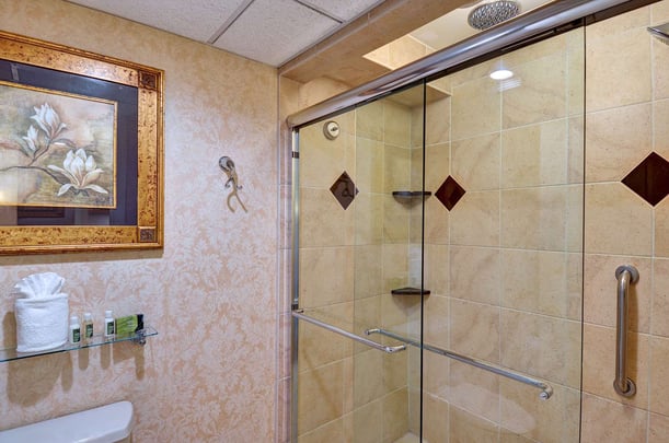 Room King Suite with Balcony Bathroom