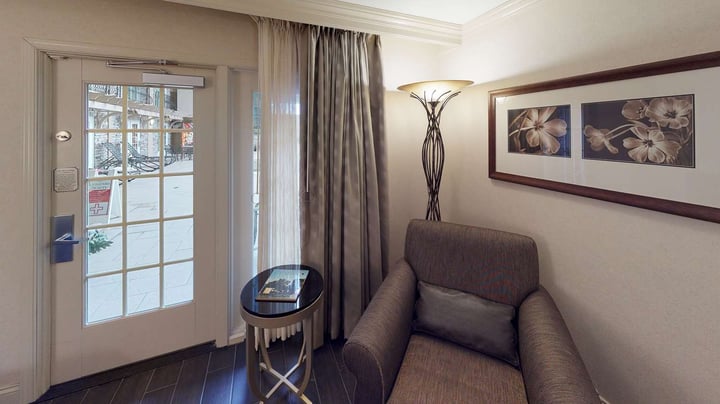 Queen Select Indoor Poolside