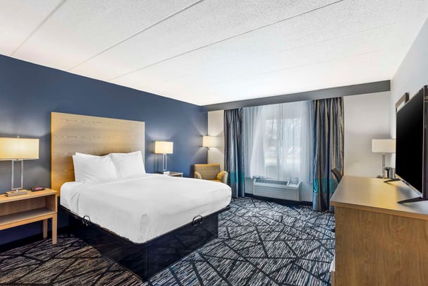 1 QUEEN BED,MOBACC,COMAST,BATH TUB,NSMK