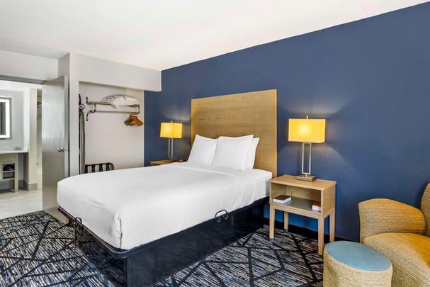 1 QUEEN BED,MOBACC,COMAST,BATH TUB,NSMK