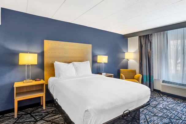 1 QUEEN BED,MOBACC,COMAST,BATH TUB,NSMK