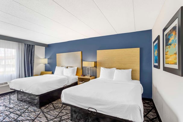 2 QUEEN BEDS,NSMK, WALK IN SHOWER,WIFI,FULL BREAKFAST