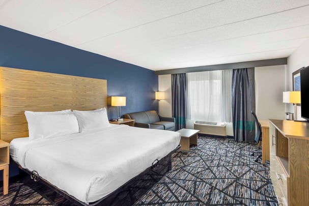 1 KING BED,NSM,HI SPD NET,2ND BED SOFA