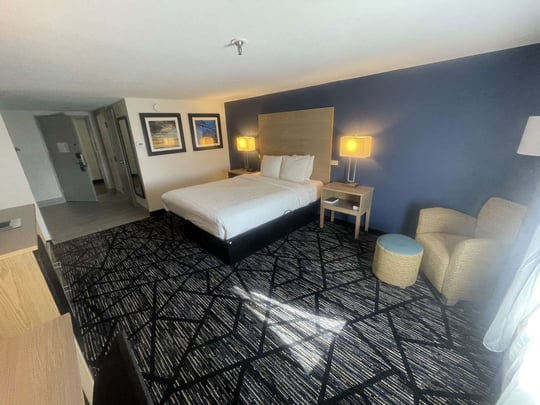 1 QUEEN BED,ROLL IN SHOWER, NSMK,FULL BREAKFAST