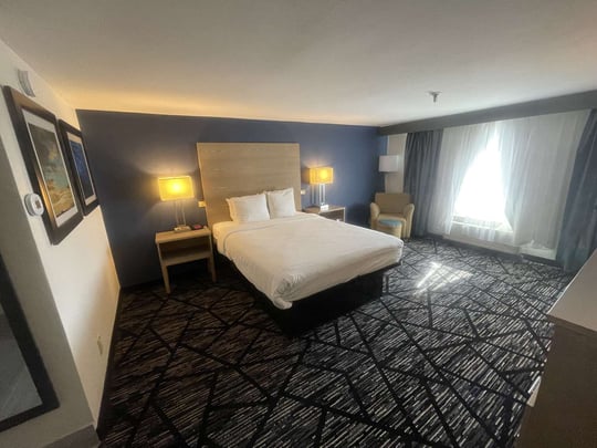 1 QUEEN BED,ROLL IN SHOWER, NSMK,FULL BREAKFAST