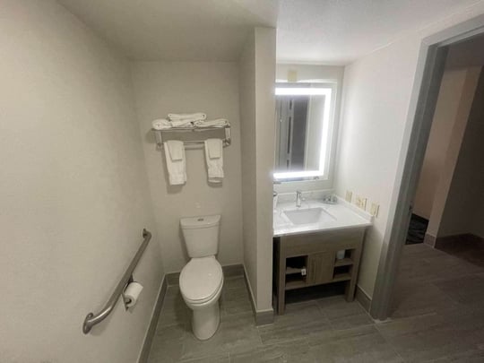 1 QUEEN BED,ROLL IN SHOWER, NSMK,FULL BREAKFAST