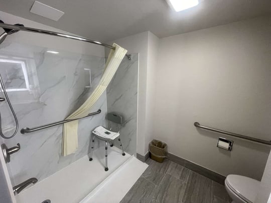 1 QUEEN BED,ROLL IN SHOWER, NSMK,FULL BREAKFAST