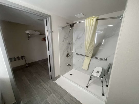 1 QUEEN BED,ROLL IN SHOWER, NSMK,FULL BREAKFAST