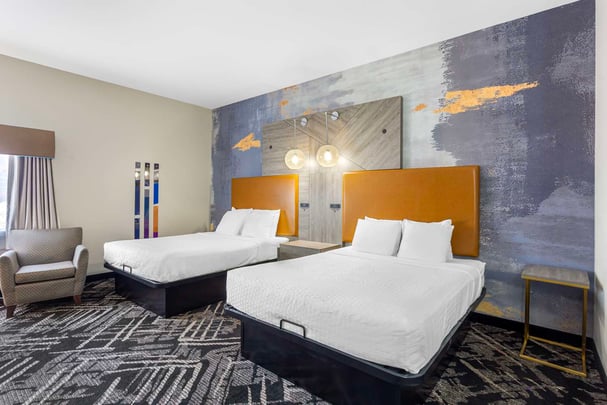 Accessible 2 Queen Tub