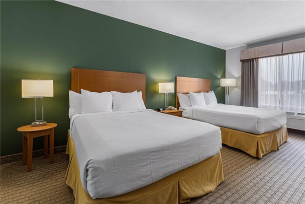 Accessible 2 Queen Smoking