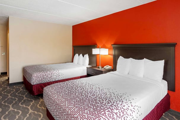 Double/Full Beds Room