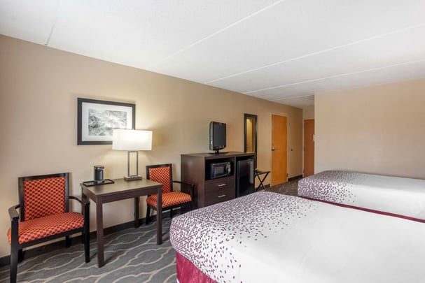 Double/Full Beds Room