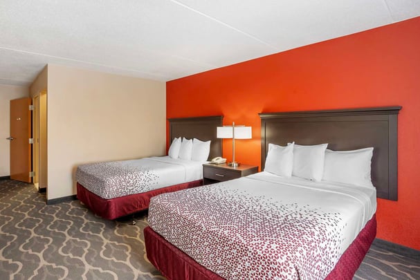 Double/Full Beds Room