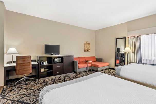 Accessible 2 Queen Tub