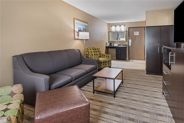 Accessible 2 Queen Suite Separate Bedroom