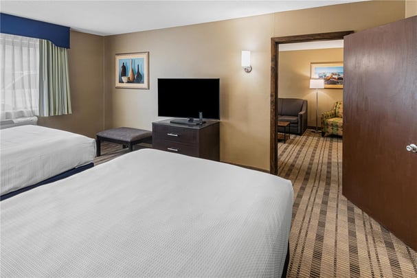 Accessible 2 Queen Suite Separate Bedroom