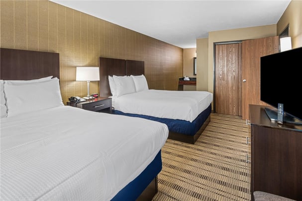 2 Queen Suite Separate Bedroom