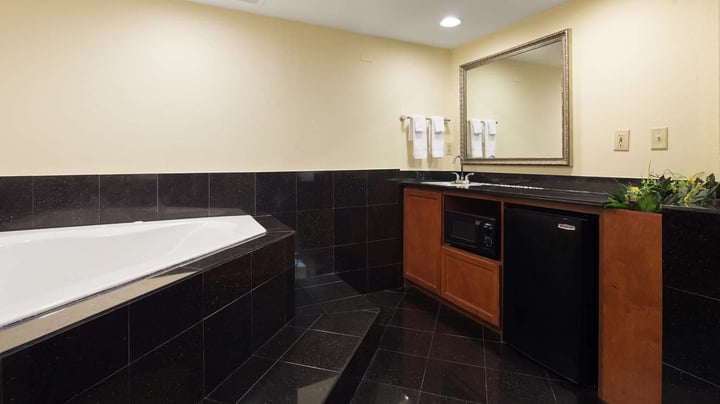 King Hot Tub Suite 3 of 4 pictures