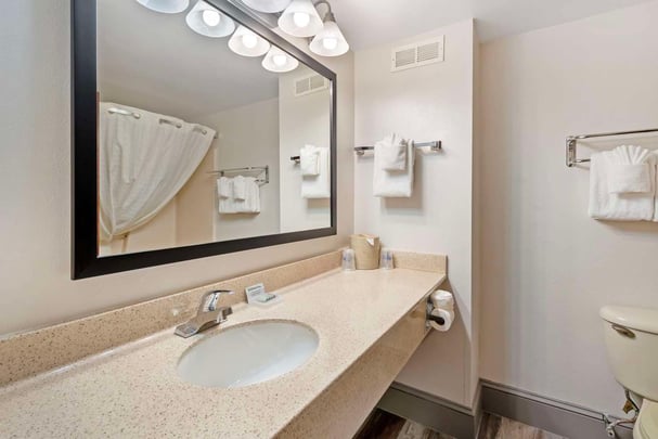 Double Queen - Guest Bath