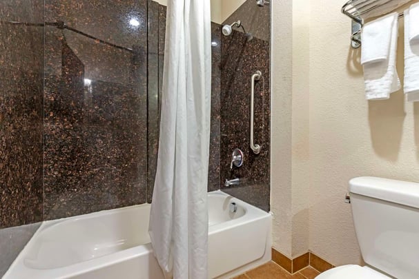 Suite King Bathroom