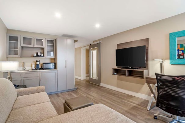 Suite Sep. Bed. Wetbar