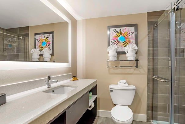 Suite Two Queen Sep. Bed. Wetbar Bathroom