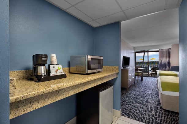 2 Queen Guestroom with Pool-View Balcony