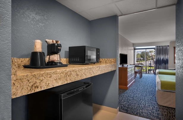 2 Queen Guestroom with Street-View Balcony