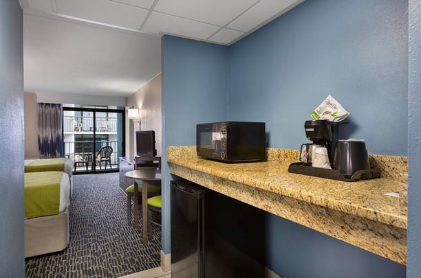 2 Queens and 1 Double Guestroom with Balcony