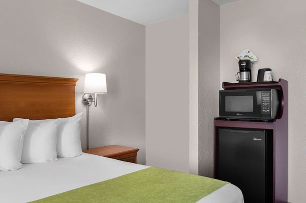 Single Queen Guestroom with Street-View Balcony